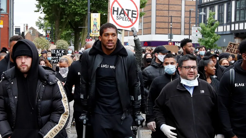 Anthony Joshua se zúčastnil protestů proti rasismu