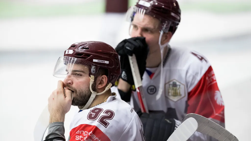 Zklamaní hokejisté Sparty Praha po prohře ve finále Ligy mistrů