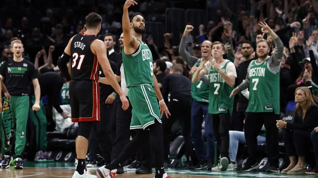 Derrick White z Bostonu gestikuluje po úspěšné trojce