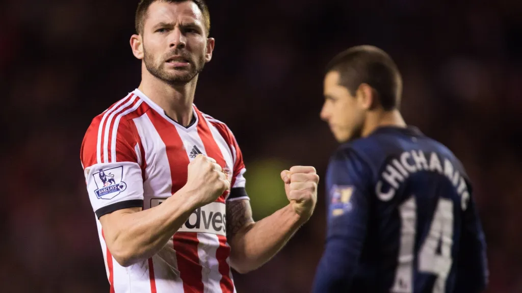Slavící Phil Bardsley ze Sunderlandu po výhře nad Manchesterem United