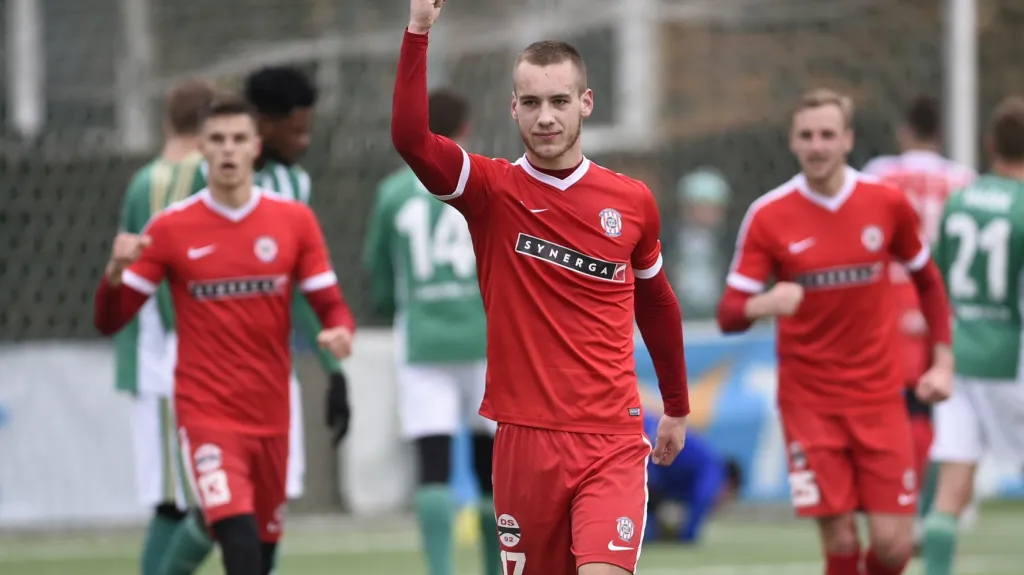 Miloš Kratochvíl z Brna (uprostřed) se raduje z gólu v síti Bohemians 