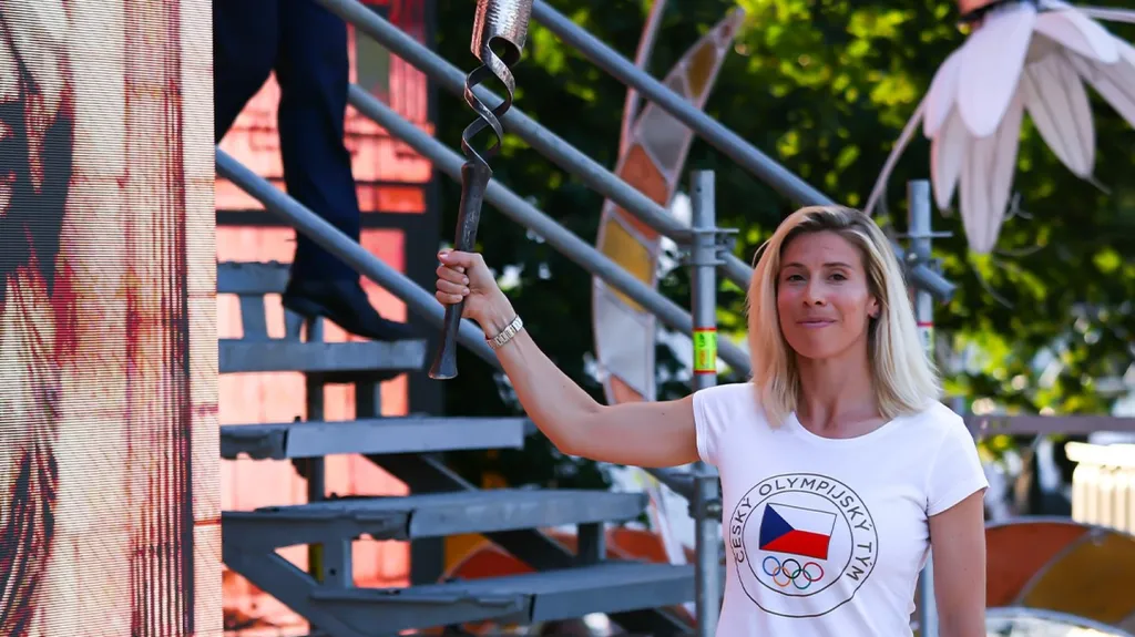 Eva Adamczyková zažehla oheň Olympiády dětí a mládeže