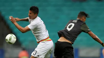 Mexičan Carlos Salcedo bojuje o míč s Daviem Selkem z Německa