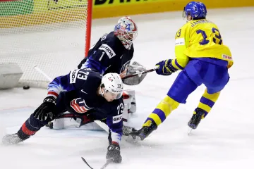 Mattias Janmark střílí gól do sítě USA