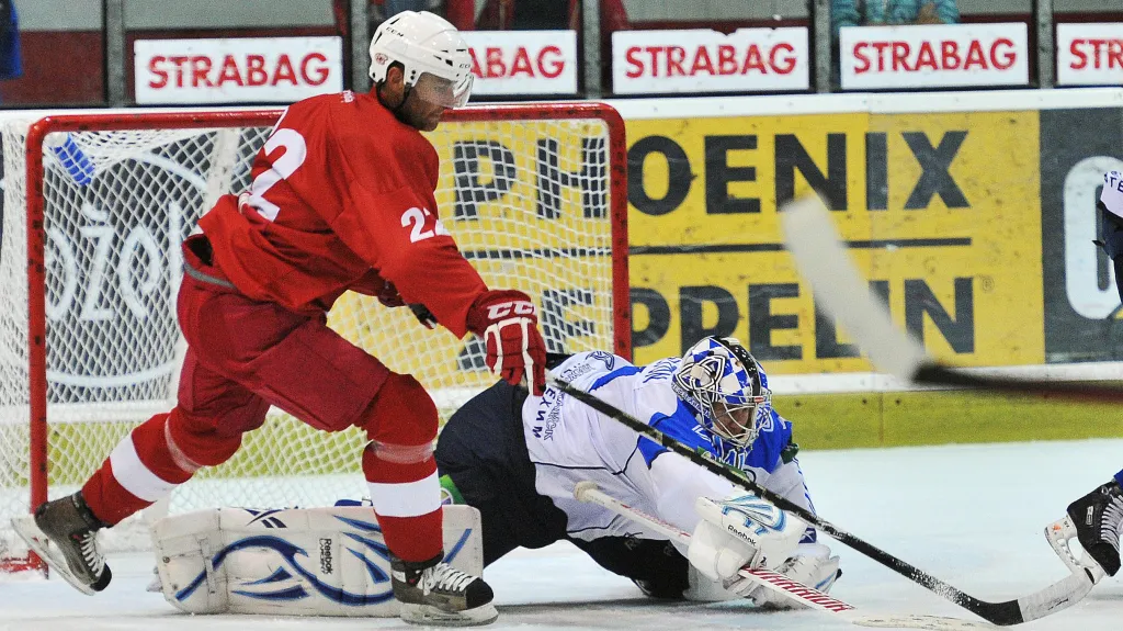 Jan Alinč (vlevo) ze Slavie a brankář Něftěchimiku Matthew Dalton