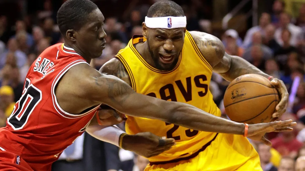 LeBron James (vpravo) z Clevelandu v utkání s Chicagem
