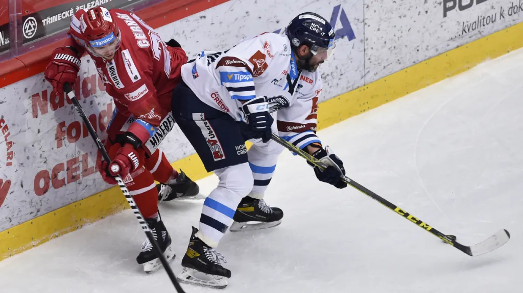 Třinecký bek Martin Gernát v souboji s Petrem Jelínkem z Liberce
