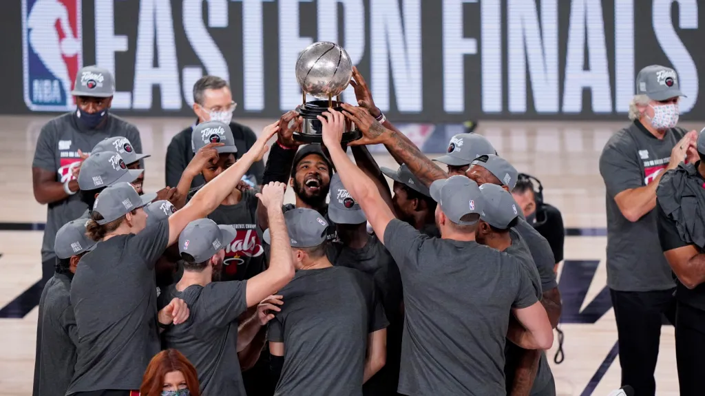 Basketbalisté Miami s trofejí pro vítěze Východní konference NBA