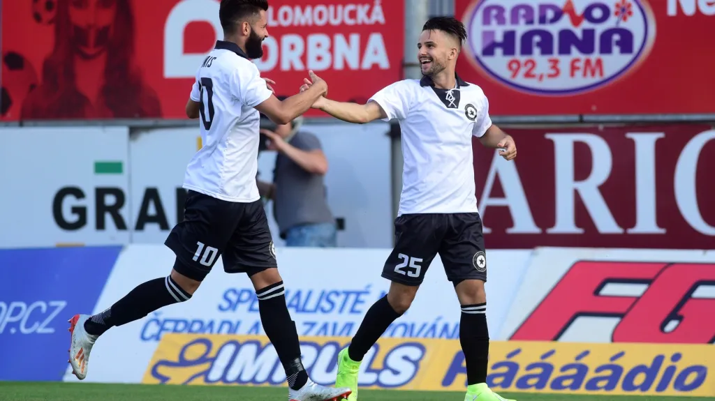 Martin Hála (vpravo) slaví s Jakubem Yunisem gól v utkání proti Teplicím