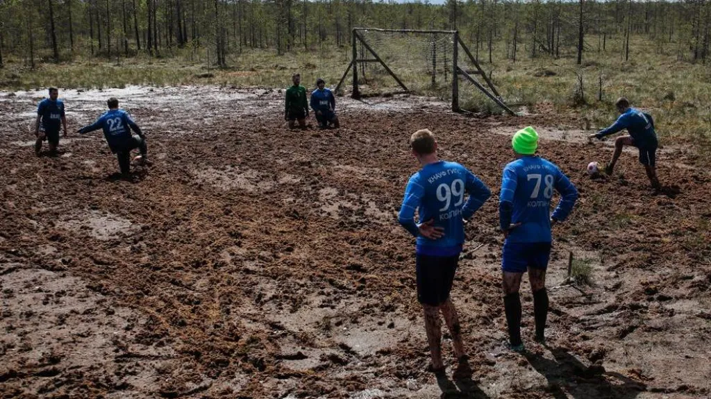Fotbal na blátivém lesním hřišti u vesnice Pogi v leningradské oblasti v Rusku