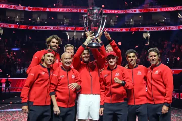 Tým světa v čele s Taylorem Fritzem slaví s trofejí vítězství v Laver Cupu