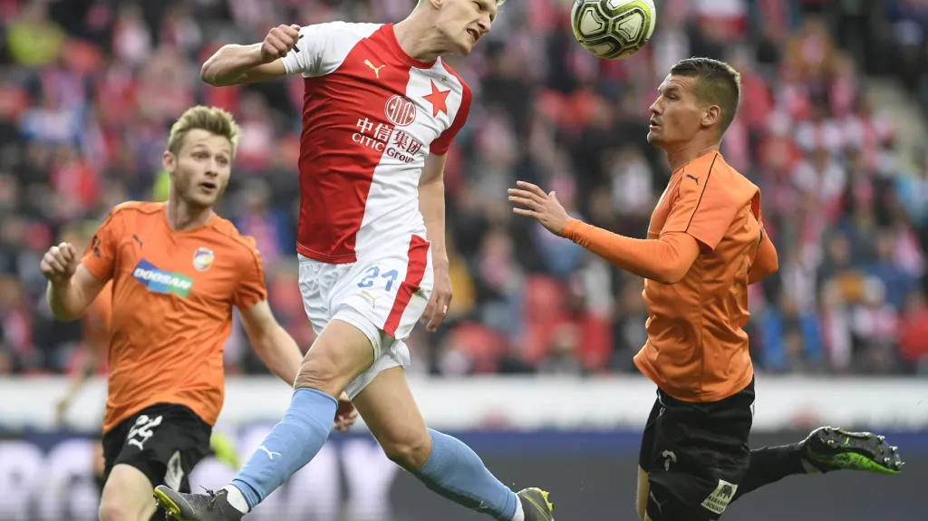 Jakub Brabec (vlevo) z Plzně v utkání se Slavií