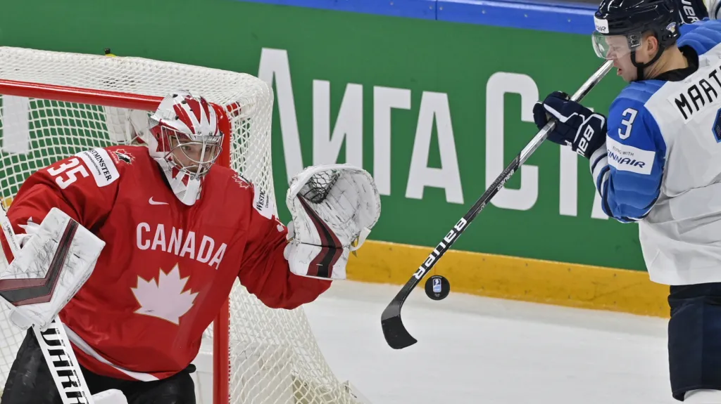 Finský bek Olli Määttä před kanadským gólmanem Darcym Kuemperem