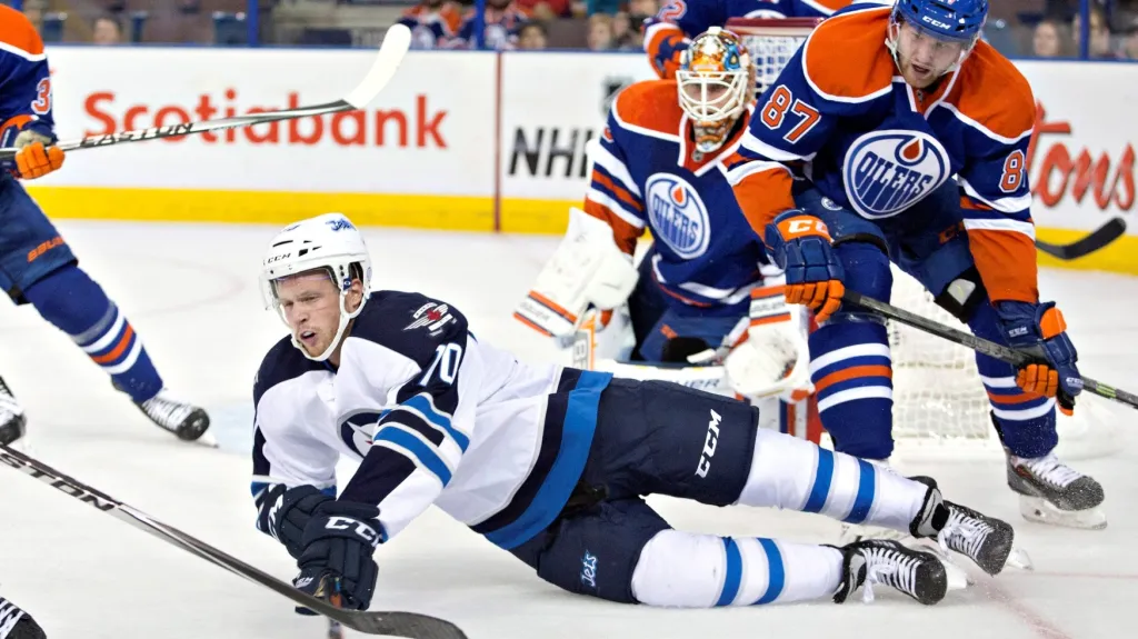 David Musil z Edmontonu (vpravo) v utkání s Winnipegem