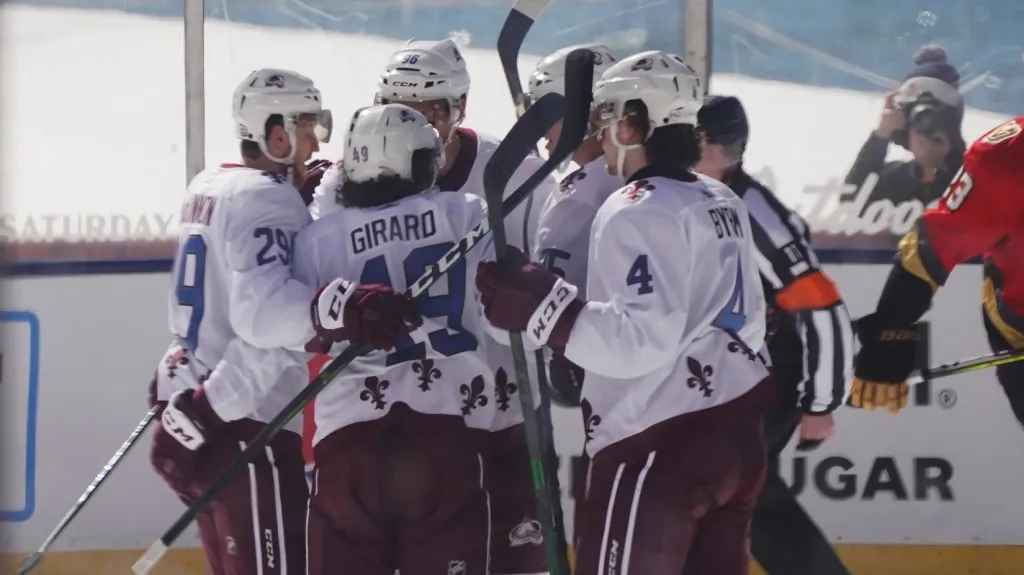 Hokejisté Colorada slaví gól u Lake Tahoe