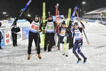 Francouzští biatlonisté slaví zlato ve smíšené štafetě