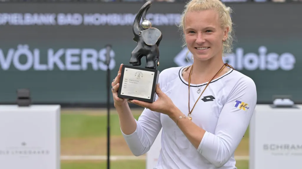 Kateřina Siniaková s trofejí z turnaje v  Bad Homburgu