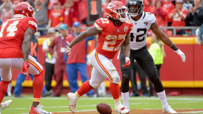 Kareem Hunt se raduje z touchdownu proti Jacksonvillu