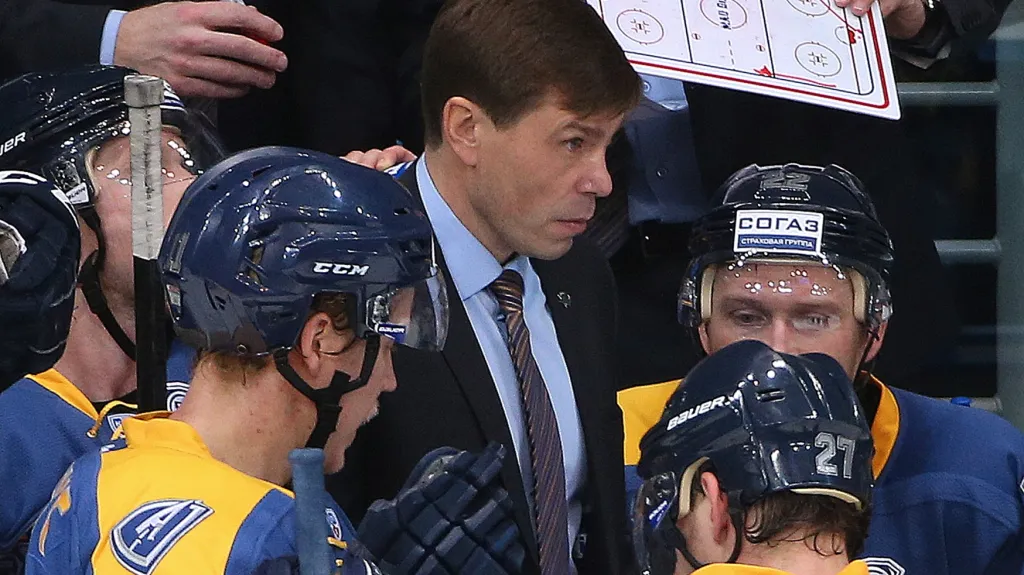 Trenér Atalantu Mytišči Alexej Kudašov dává pokyny svým svěřencům