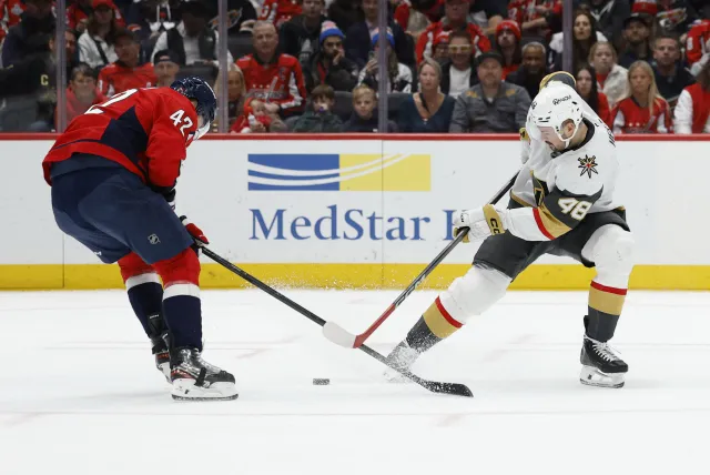 Hertl skóroval a zapsal 600. bod v NHL, Dostál a Vejmelka vychytali vítězství