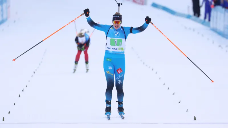Francouzska Julia Simonová se raduje z výhry v závodě smíšených štafet na MS