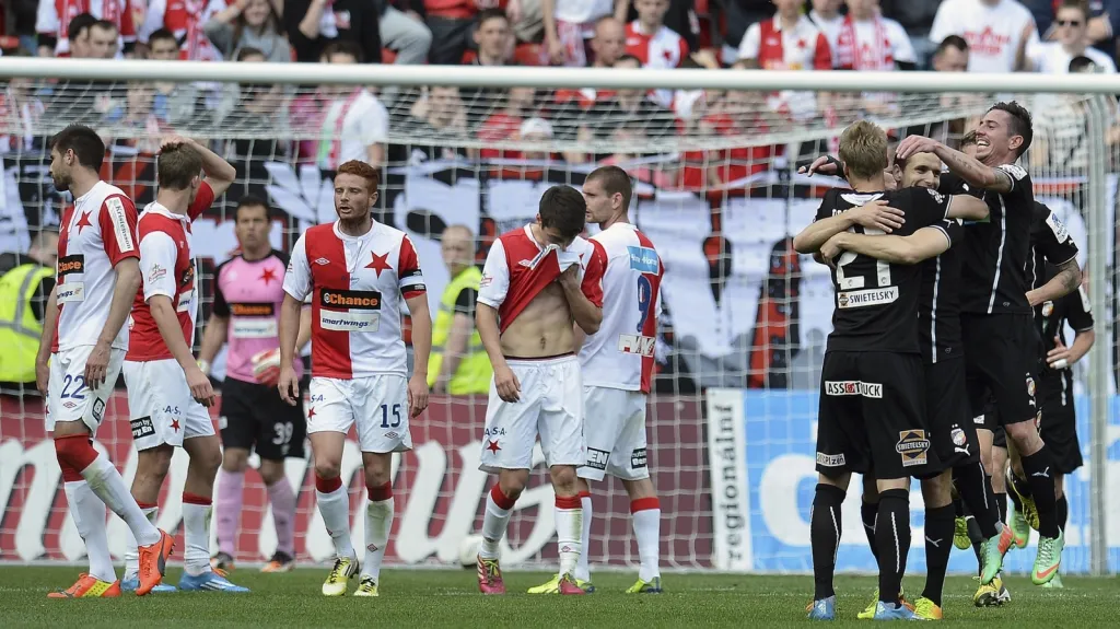 Plzeňští hráči se radují z branky do sítě Slavie