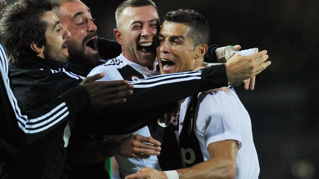 Cristiano Ronaldo (vpravo) slaví gól Juventusu