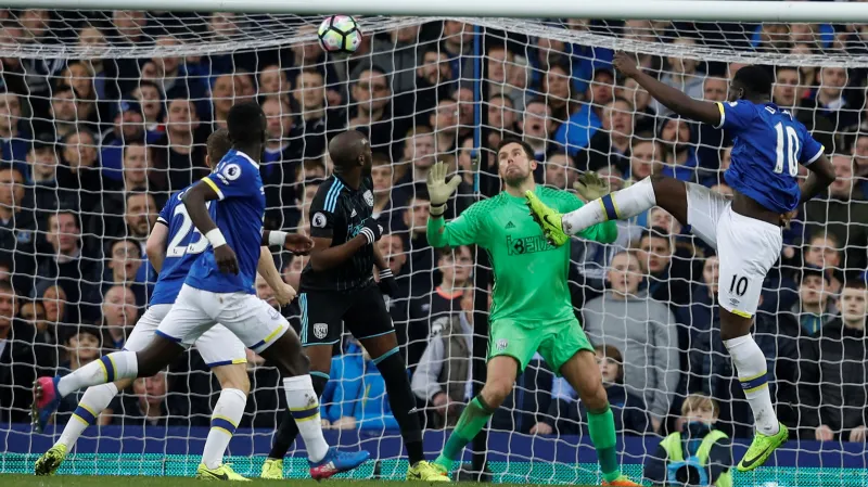 Romelu Lukaku překonává brankáře Fostera z WBA