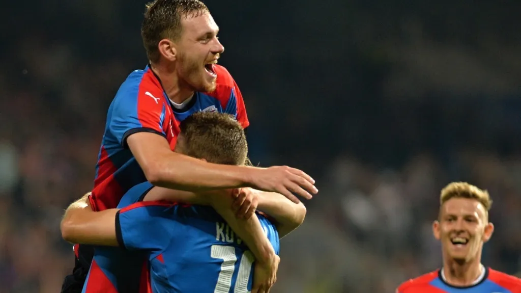 Plzeňský Ondřej Vaněk slaví se svými spoluhráči vstřelenou branku
