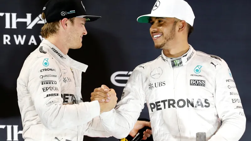 Rosberg přijímá gratulaci od stájového kolegy Lewise Hamiltona