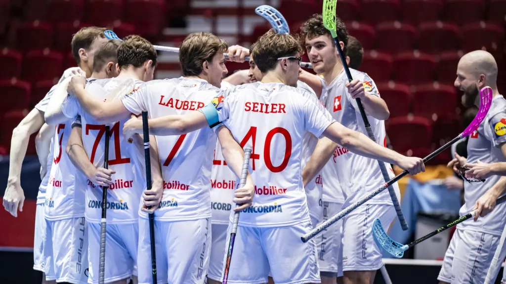 Švýcarští florbalisté slaví vítězství nad Německem