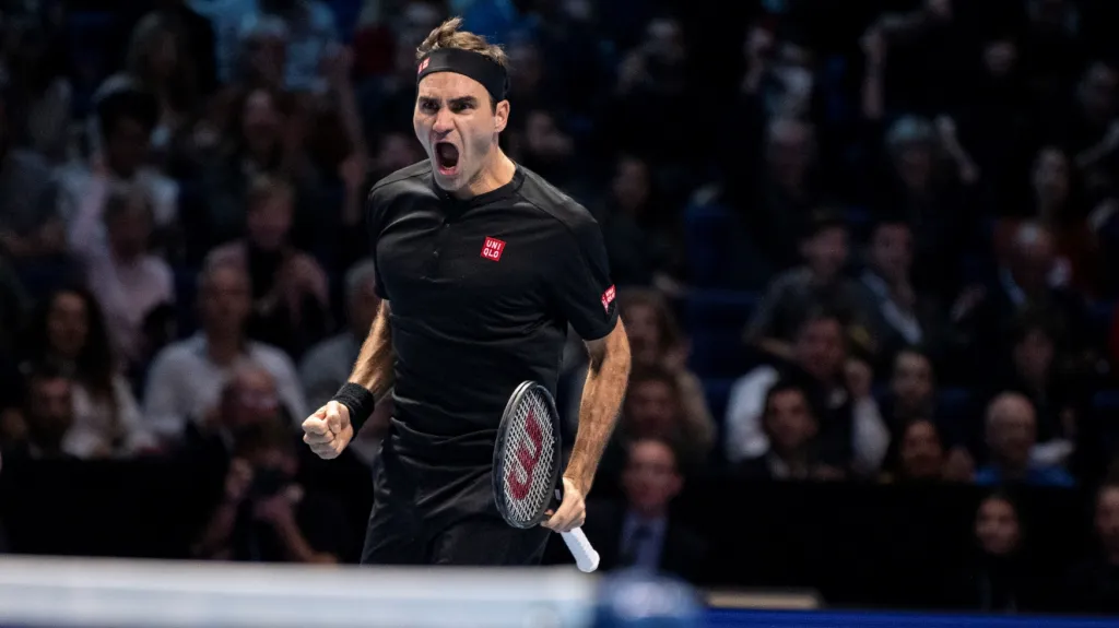 Roger Federer se raduje z vítězství nad Novakem Djokovičem