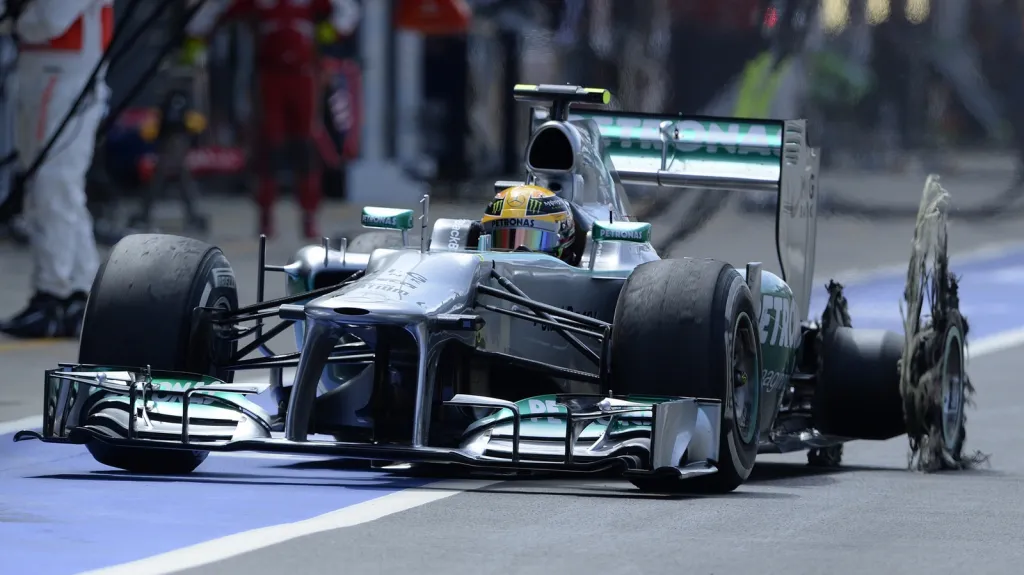 Mercedes Lewise Hamiltona se zničenou pneumatikou
