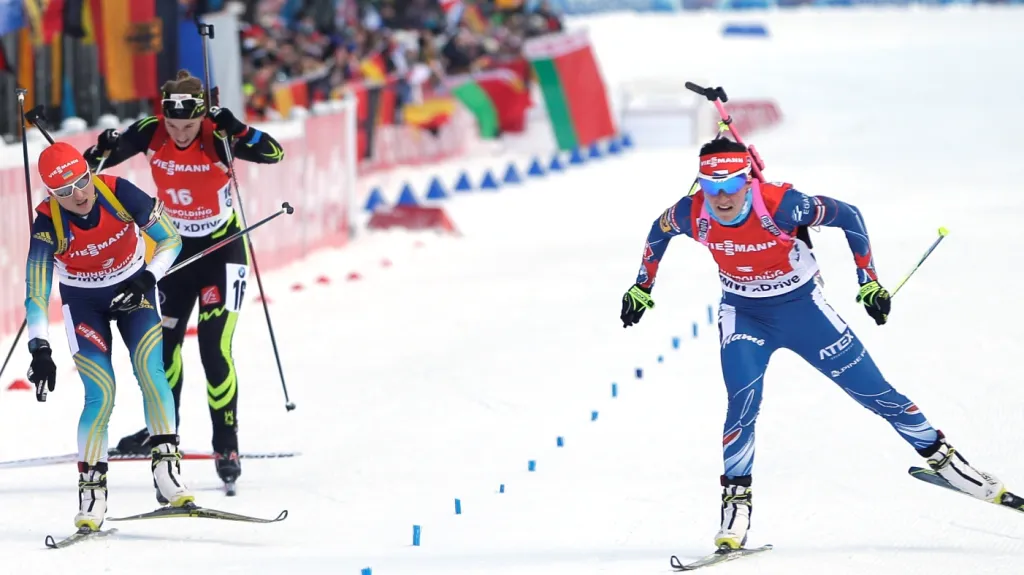 Veronika Vítková (vpravo) v cíli závodu v Ruhpoldingu