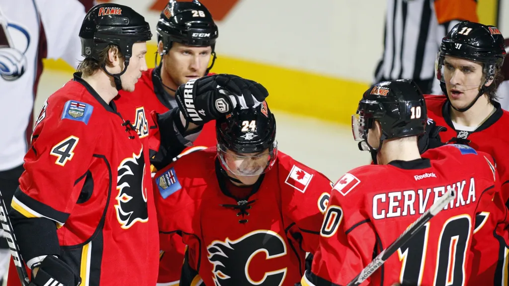 Jiří Hudler oslavuje gól se spoluhráči