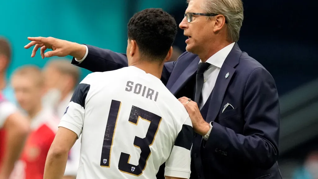 Finský kouč Markku Kanerva předává pokyny