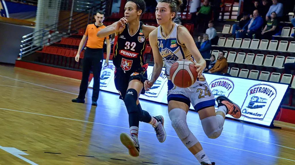 Chomutovská Valentýna Kadlecová proti hradecké Pamele Effangové