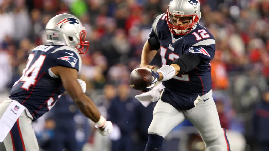 Quaterback Tom Brady (vpravo) a Shane Varren z týmu New England Patriots