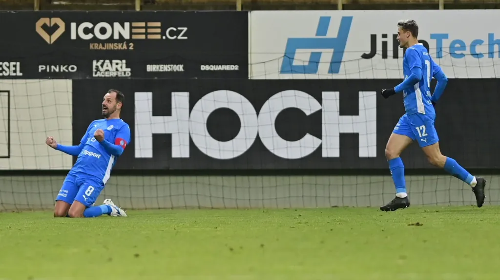 Marek Matějovský oslavuje jeden ze svých tří gólů v Budějovicích