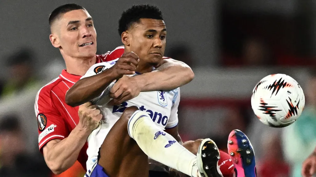 Ollie Watkins a Nikola Milenkovic v úvodním semifinále Evropské ligy mezi Nottingham Forest a Aston Villou