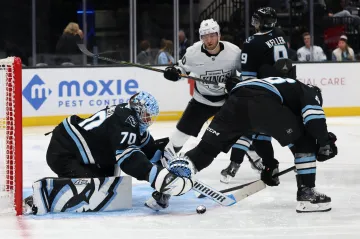 Brankář Karel Vejmelka z Utahu čelí šanci Los Angeles Kings