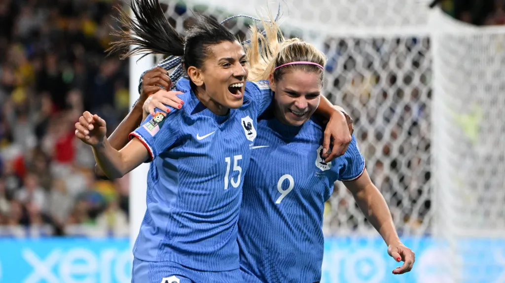 Eugénie Le Sommerová (vpravo) oslavuje gól proti Brazilkám s Kenzou Daliovou (vlevo)