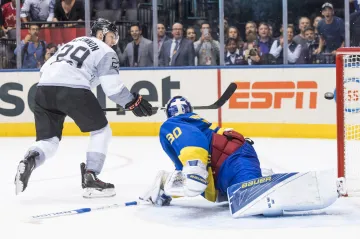 Nathan MacKinnon překonává v prodloužení Henrika Lundqvista