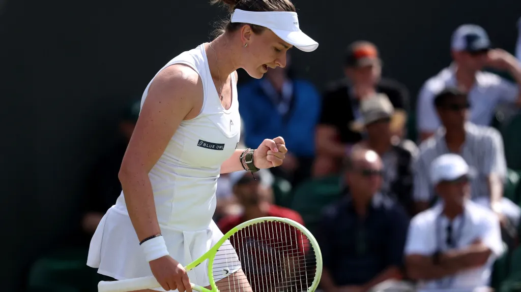 Barbora Krejčíková se raduje na londýnské trávě