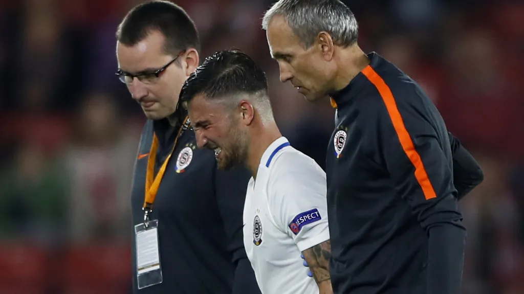 Lukáš Vácha odchází se zraněním v zápase se Southamptonem