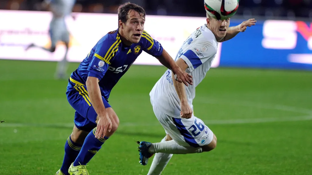 Jakub Fulnek z Jihlavy bojuje o míč s Lukášem Bartošákem z Liberce