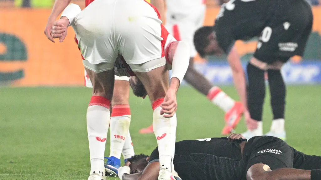 Tomáš Chorý se sklání nad Sampsonem Dwehem