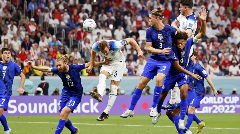Angličan Harry Kane (uprostřed) hlavičkuje v utkání s USA
