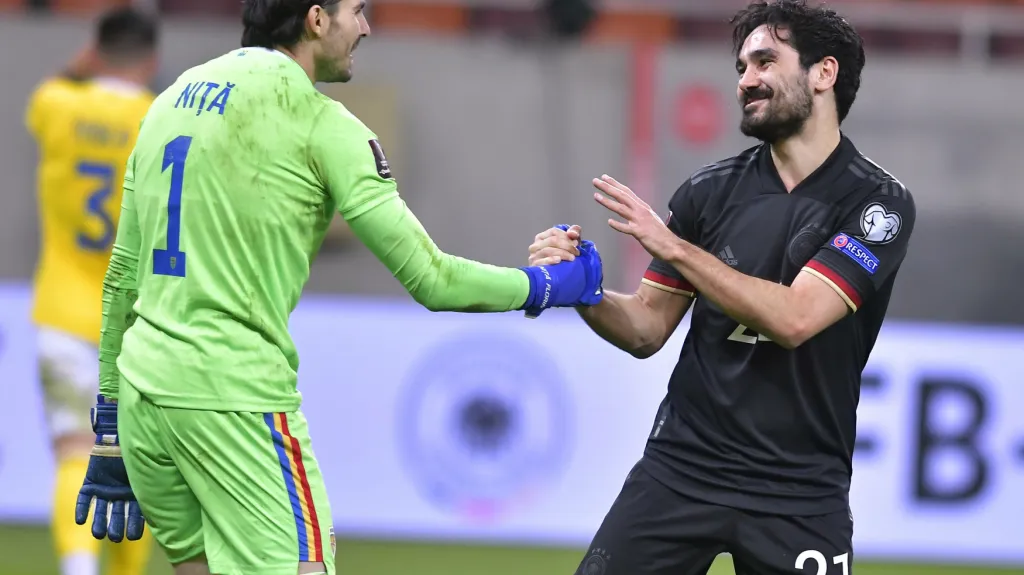 Rumunský brankář Florin Nita si podává ruku s Ilkyem Gündoganem z Německa