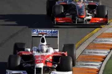 Jarno Trulli a Lewis Hamilton